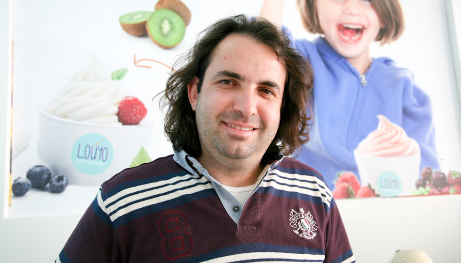 Μάνος Λυγνός, ιδιοκτήτης του Louyo Frozen yogurt στη Σαντορίνη