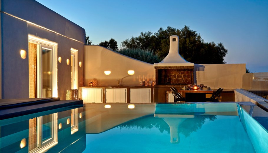 Privacy on the vivid island of Santorini? Yes, you can have it!
