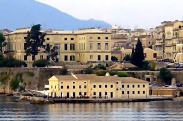 Δεν κλείνει η τουριστική σχολή της Κέρκυρας 