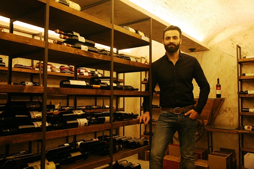 Vassilis Doxaras: The owner of Tannin speaks about his wine restaurant in Larissa.