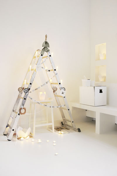 Μια απλή σκάλα μπορεί να γίνει το Χριστουγεννιάτικο δέντρο σας