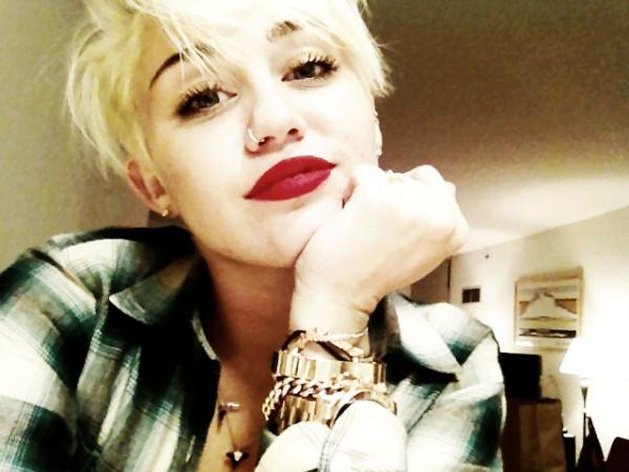 Η Miley Cyrus μόνη σε ακριβό ξενοδοχείο...
