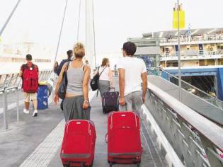 Ταξίδι και αποσκευές: Μικρά μυστικά για να μην τις ακριβοπληρώσετε
