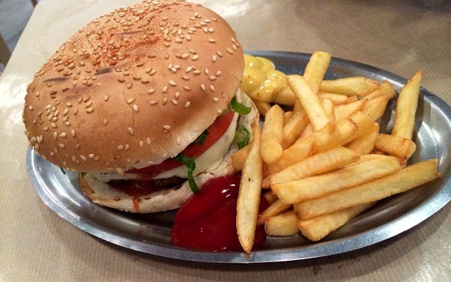 Νέα Φιλαδέλφεια - Φαγητό: 4,50€ για ένα Burger, μία πατάτες και ένα αναψυκτικό στο Πας Γυρεύοντας για Σουβλάκι